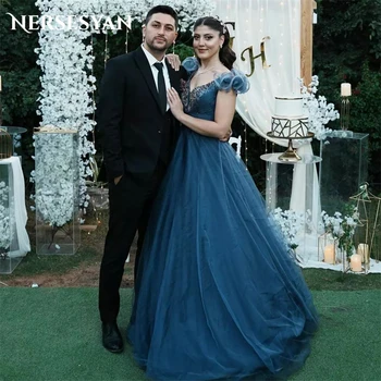 Nersesyan מודרני כחול מסיבת טול שמלות נצנצים רצועות ספגטי קו עטוף שמלות ערב מחוץ כתף קפלים שמלה לנשף